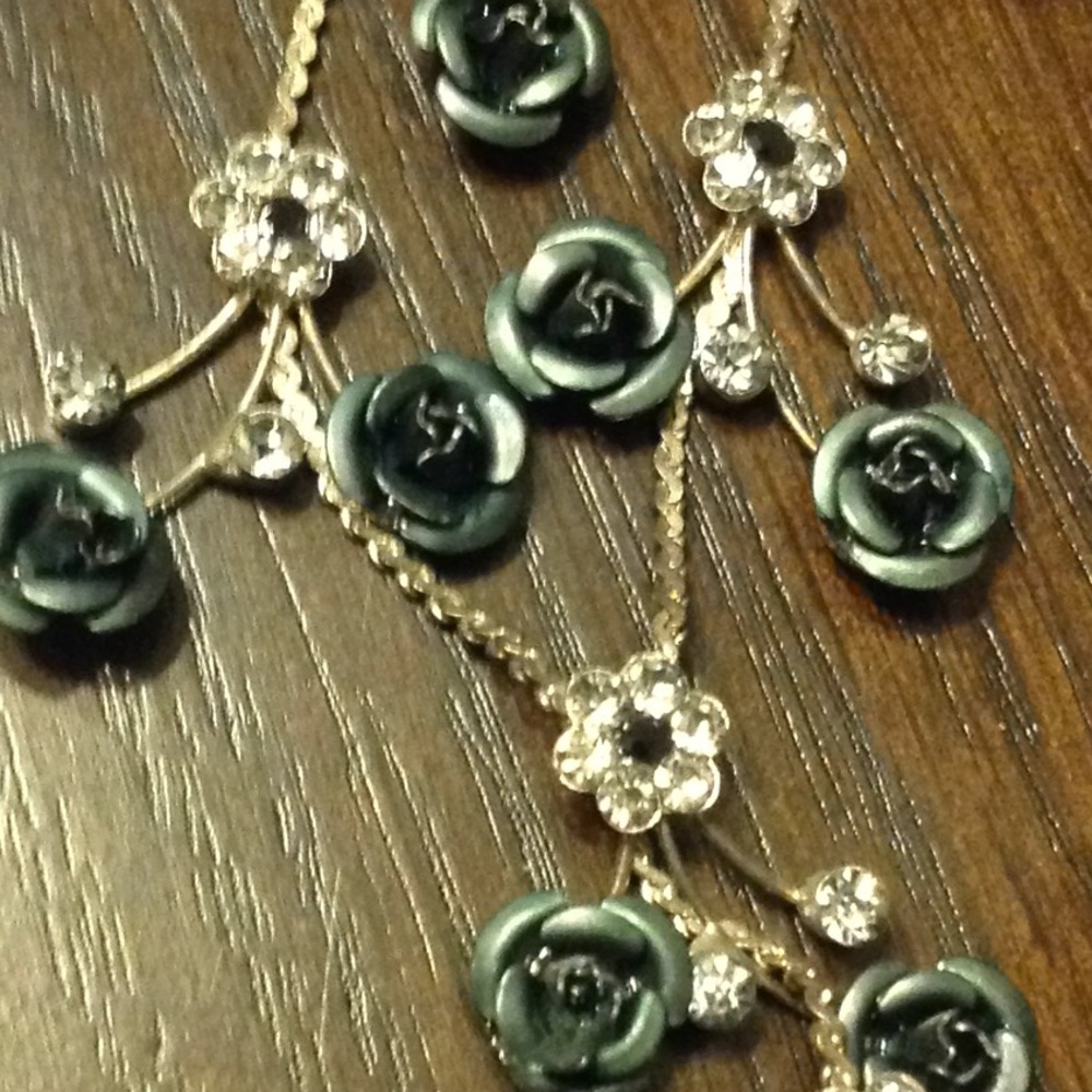 Black Rose's Necklace - Picture 2 of 2